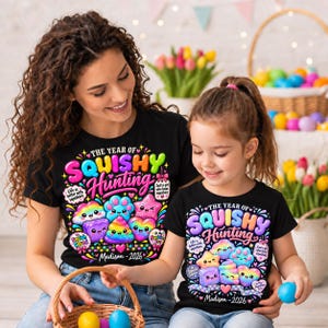 Może przedstawiać: Dwie czarne koszulki z kolorową grafiką z napisem THE YEAR OF SQUISHY Hunting, Life is better with squishies, Just a girl who loves squishies, Squish Squad, In My Squishy Era oraz spersonalizowanym imieniem Madison - 2026.