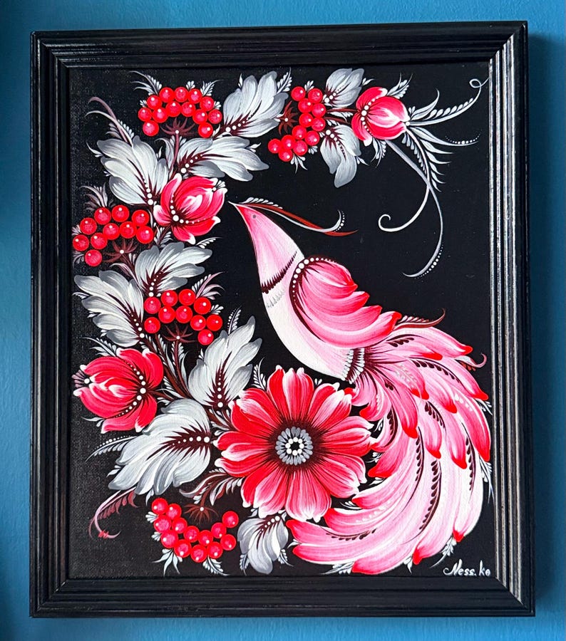Puede incluir: Pintura enmarcada que presenta un p&aacute;jaro rosa con una larga cola, rodeado de flores rojas, bayas y hojas grises y blancas, sobre un fondo negro. La obra de arte est&aacute; en un marco negro.
