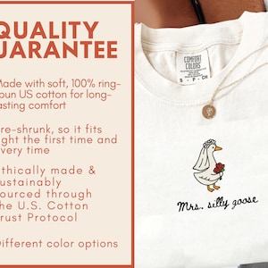 以下が含まれることがあります： 白いComfort ColorsのTシャツ。ベールとバラを持った漫画のガチョウと「Mrs. silly goose」の文字がプリントされています。Tシャツは丸首で半袖です。画像には、Tシャツの品質に関するテキストも含まれています。
