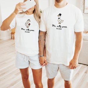 Comfort Colors® Mr And Mrs Silly Goose Shirt, Newlywed Matching Couple Tee, Bride And Groom Funny Honeymoon Shirt, Wedding Gift Anniversary 画像 3