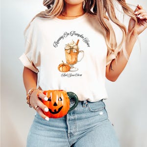 Running On Pumpkin Spice And Jesus Christ T-shirt, Maglietta Pumpkin Spice, Maglietta autunnale carina, Amanti della zucca e delle spezie, Vibrazioni autunnali, Amanti del caffè