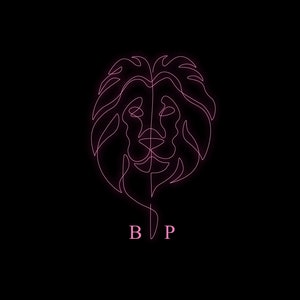 Peut inclure: Un dessin au trait rose d'une tête de lion avec les lettres "B P" en dessous.