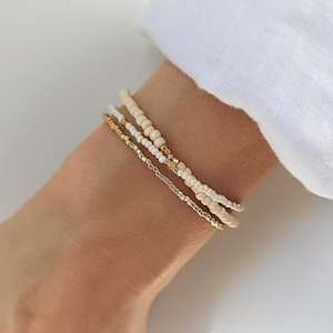 Bracelet fin et délicat à 3 rangs, en perles Miyuki, doré or fin 18K, bijou minimaliste chic, idéal en accumulation (stacking), cadeau femme