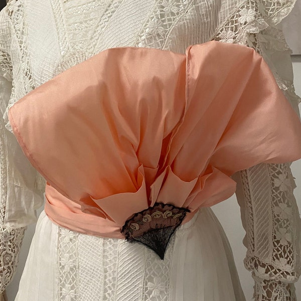 Réplique de la ceinture pour robe de thé, 1900, Europe. Taffetas couleur pêche. Le tissu est dense et il y a un fil de pêche à l'intérieur de la couture.