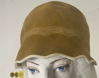 Chapeau vintage, 1960, Angleterre. Style années 20. Forme « cloche » ou « cloche ». Matériau : feutre de couleur moutarde. En bon état !