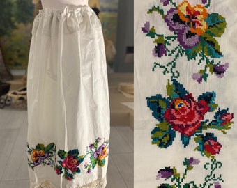 Antiker Damen-Petticoat, ca. 1900-1940, Ukraine. Sehr schöne Stickerei mit hellen Fäden. Zeichnung „Rote Rosen und Veilchen“. Spitze.