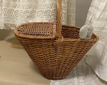 Antique Handmade Basket, 1950, Europe. Opening lid. Honey-colored vine. Height 30 cm, width 35 cm. Beautiful stylish basket!