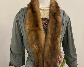 Vintage Fur Collar, 1950, Europe. Also includes a head with eyes. Chalk-colored fur, natural, mink: Two minks sewn together.