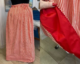 Vintage Damen Petticoat. Der Stoff ist ein Grundstoff, es handelt sich um naturbelassene 100% Baumwolle. Weich und im Sommer nicht heiß. Rot gestreiftes Muster