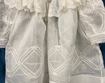 Robe antique pour enfants 1880-1900. pour une fille de 2-3 ans. France. Tissu - tissu naturel, voile blanc fin. broderie de dentelle. Le joug je