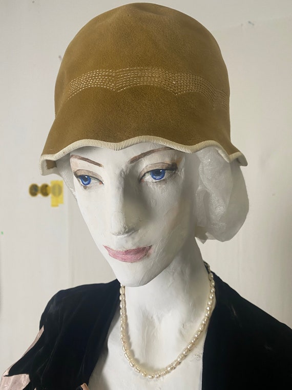 Vintage Hat, 1960, England. 20s style. "Bell" or "Cloche" shape. Material - felt in mustard color. In a good  48