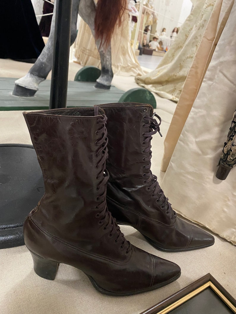 Bottes Anciennes pour Femme, 1900, Angleterre. Cuir marron véritable. La couleur du chocolat noir. image 6