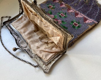 sac à main pour femme antique Europe 1900-1920, sac à main en perles avec broderie des deux côtés, motif « fleurs sur fond lilas » fermoir en métal