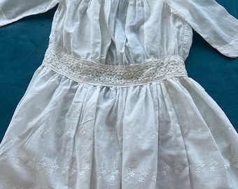 Robe ancienne pour poupée, 1900-1920. européenne. pour une grande nymphe de 75-80 cm de haut. fine batiste blanche, ceinture et empiècement en dentelle. en bon état. m
