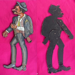 Marionnette vintage Paper Doll, 1950-1960, Europe. Le carton épais est peint à la main. Auteur inconnu. Les rivets permettent aux bras et aux jambes de bouger.