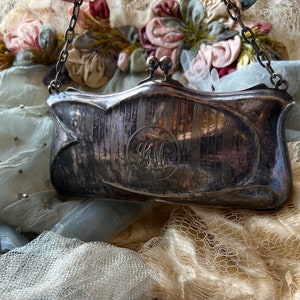 antique handbag 1890. there is a silver mark size height 6 cm in hand and ring 14 cm width 13 cm. I image 2