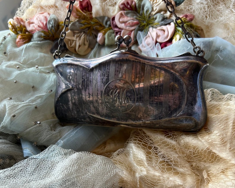 antique handbag 1890. there is a silver mark size height 6 cm in hand and ring 14 cm width 13 cm. I image 2