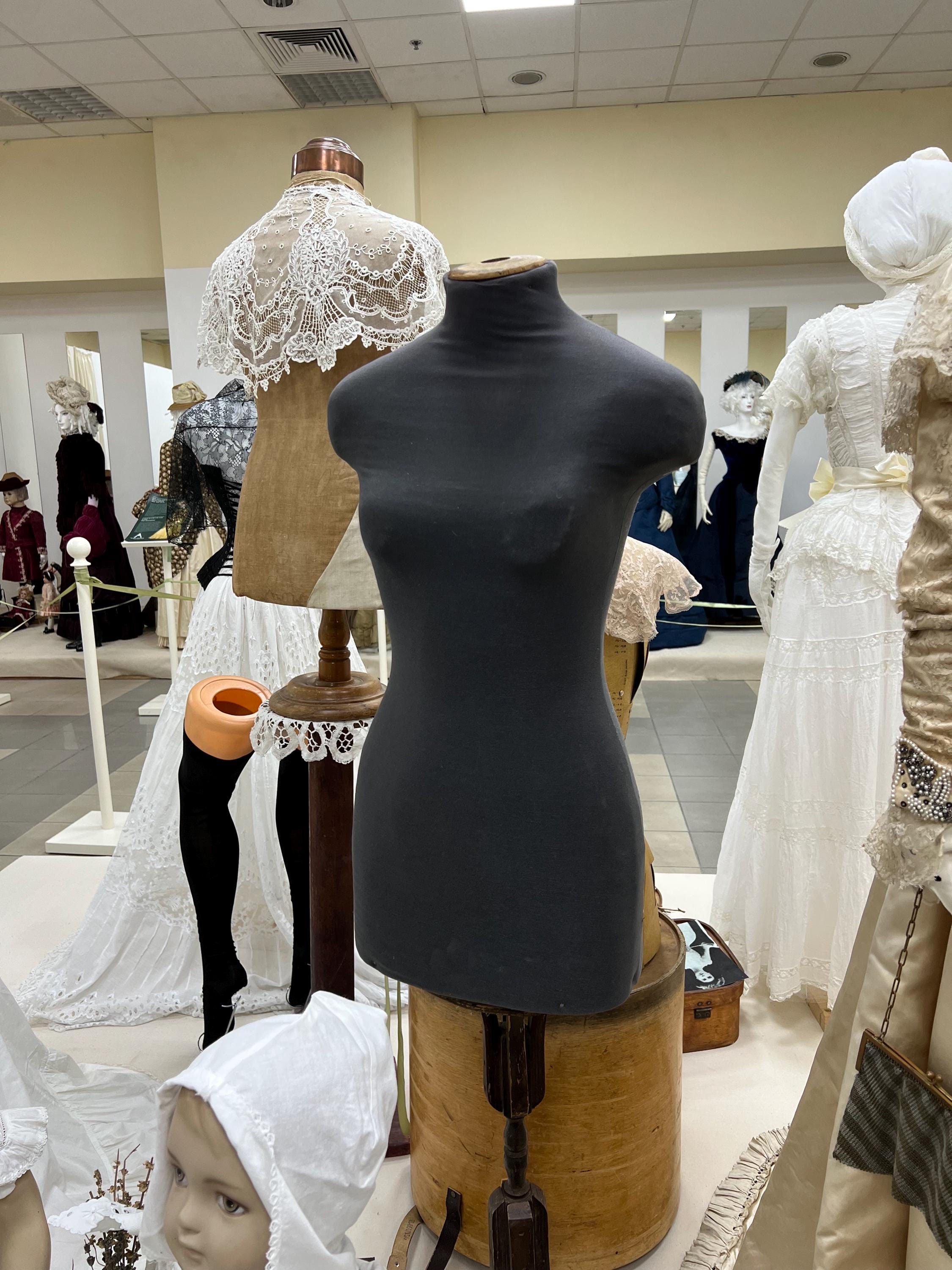 1940～1950年代のアンティーク女性マネキン。厚手のボール紙で作られ