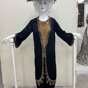 robe ancienne 1920. robe famon « sac » ou « trompette » cette robe est faite de soie épaisse, extensible et dense de couleur noire à l'avant sur la jupe