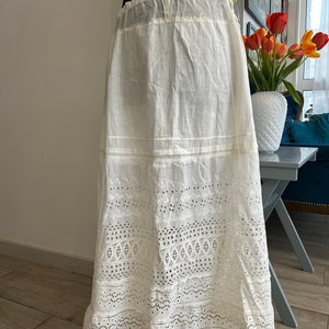 antique vintage petticoat circa 1910-1920. The fabric is white cotton and lace, white stitching. Width at hips 1.69 cm, length from waist 92 zdjęcie 2