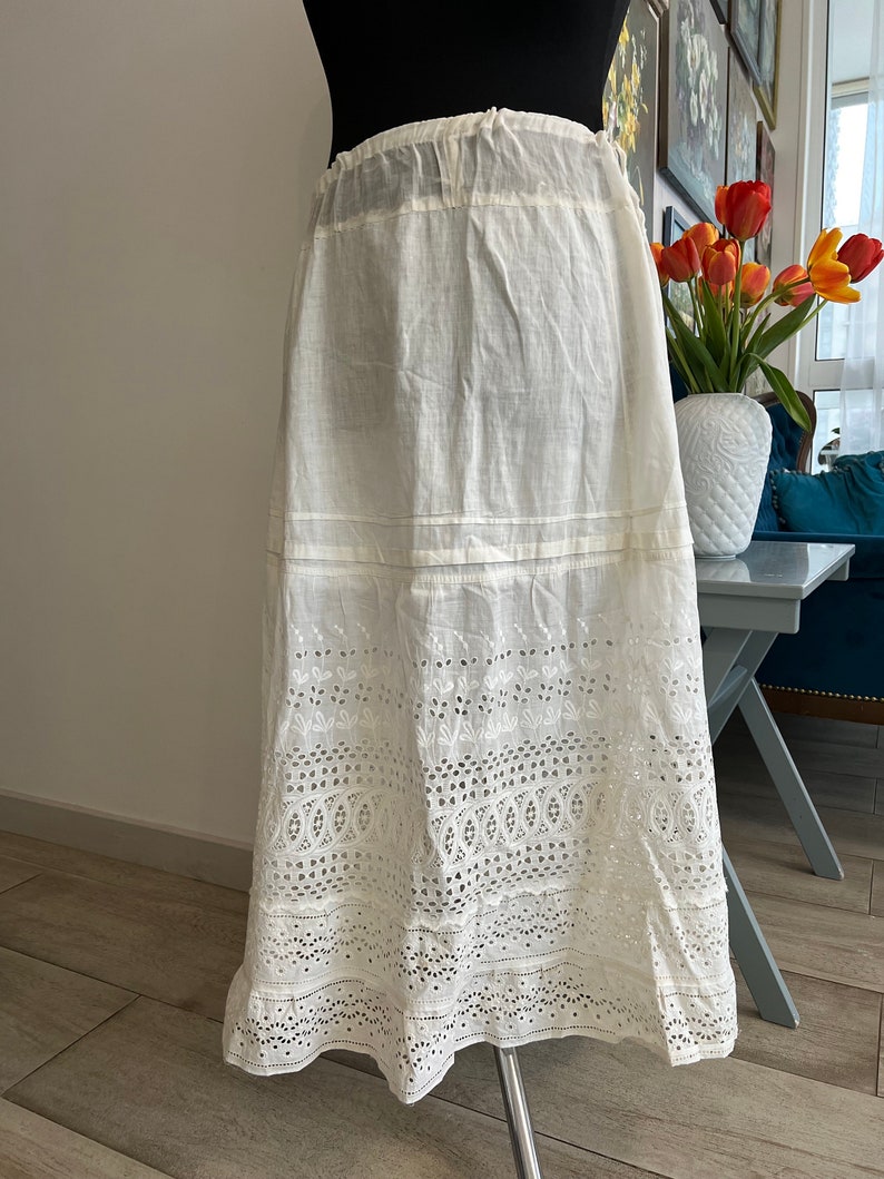 antique vintage petticoat circa 1910-1920. The fabric is white cotton and lace, white stitching. Width at hips 1.69 cm, length from waist 92 zdjęcie 2