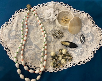 Ensemble vintage, 1950 : perles, boîte en marbre, perles pour enfants, broche avec pierres blanches, serviette de table, boutons de manchette de 1900, broche en corne. 9 articles au total.