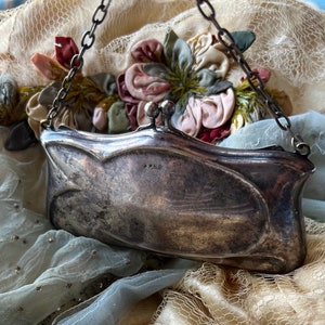 antique handbag 1890. there is a silver mark size height 6 cm in hand and ring 14 cm width 13 cm. I image 4