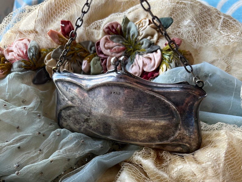 antique handbag 1890. there is a silver mark size height 6 cm in hand and ring 14 cm width 13 cm. I image 4