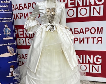 discount of the dress of 1850. fabric thick silk warm milky color. cut awedding dress.t the waist. there is a skirt at the bottom. ski