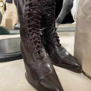 Bottes Anciennes pour Femme, 1900, Angleterre. Cuir marron véritable. La couleur du chocolat noir. image 3