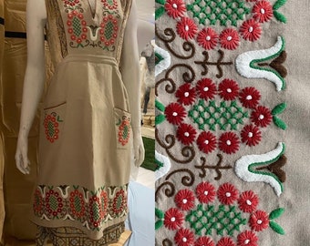 vintage 1950. Pologne. Tablier pour femme en lin gris naturel. Broderie sur le bas et les poches + broderie sur la poitrine. Bon état