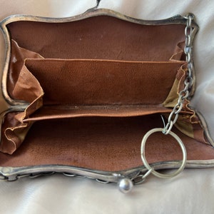 antique handbag 1890. there is a silver mark size height 6 cm in hand and ring 14 cm width 13 cm. I image 5