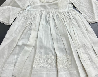 Kinder-Sommerkleid für eine Puppe 65-75 cm oder für ein Mädchen 2 Jahre alt 1900. Baumwollstoff, Spitzenborte vorne, Spitze unten. Schöne breite la