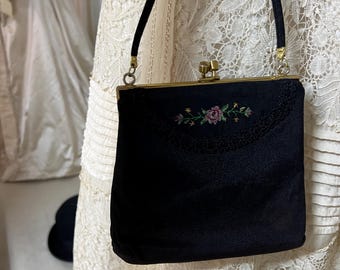 Borsa vintage anni1960 Repubblica Ceca. Borsa teatrale. Tessuto nero replica. Decorazione: ricamo con piccole rose. Chiusura nuova e pulita