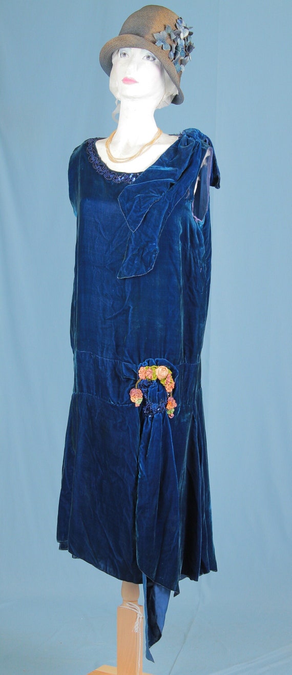 Antique Dress, 1920. Straight cut, "Bag" or "Pipe"