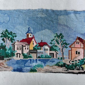 Gammalt broderi 2 stycken. 1900-1940. Från ett hus. Stora "byplundringar" storlek 40 x 60 och den andra mindre "fyren" 30 x 40 cm. ha