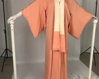 Старинное летнее кимоно 1930-х годов. Куплена в Париже. Ткань - очень красивый креп персикового цвета.. по низу есть узор.