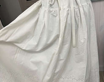 old skirt. 1900-1940. White fabric, chintz, factory embroidery at the bottom of the skirt. rechelye. The waist is pulled in with an elastic