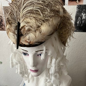 1940年代のアンティークハット。アメリカ製。ダチョウの羽で装飾されています。頭をしっかりと固定します。3本のテープで留めます。特徴的なo