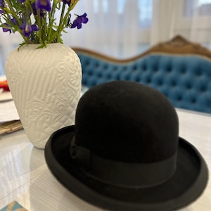 Vintage men&#39;s bowler hat 1950-1960 Switzerland. Black felt. Size 55. Condition photo. No scuffs. Can be worn.