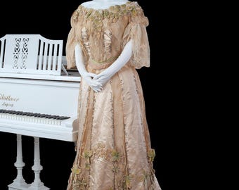 BALL  with "grape" decoration from the famous Parisian house "COUTURE HOUSE." 1900-1905 Low-cut bodice made of beige Chantilly lace. Two