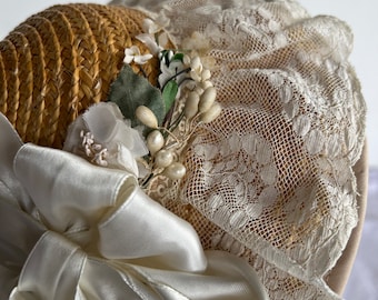 chapeau vintage 1920-1950. Bonnet en paille pour une petite fille de 2 ans ou pour une poupée de 75-85 cm de haut, garni de fine dentelle française antique, un spri