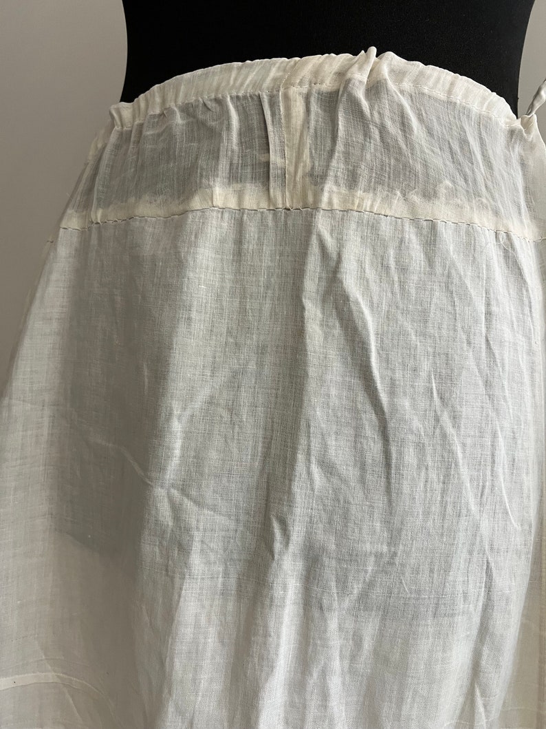 antique vintage petticoat circa 1910-1920. The fabric is white cotton and lace, white stitching. Width at hips 1.69 cm, length from waist 92 zdjęcie 5