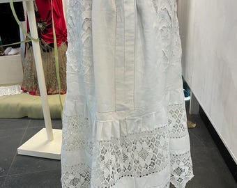 Saia de verão ou anágua feminina vintage dos anos 1950-1960. Tecido de algodão branco brilhante. Três grandes bordados de "vaso antigo" na barra.