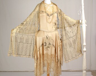 Antique Shawl 1920s, Egypt. A rare shawl with a legendary metal pattern. Sparkles very beautifully in the sun. This is a museum piece.