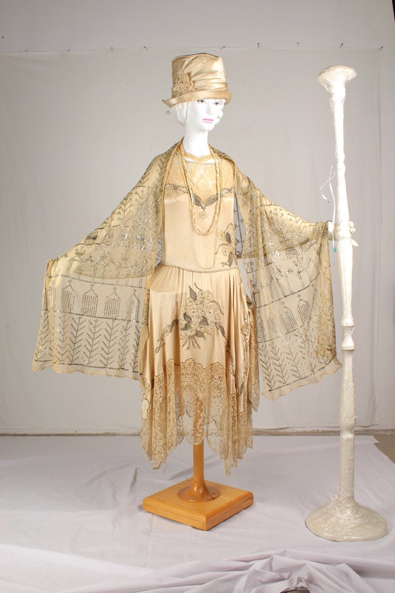 Antique Shawl 1920s, Egypt. A rare shawl with a le