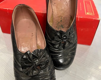 1940 Russie. Chaussures à talons hauts anciennes pour femmes. cuir noir véritable. pointure 35 Le cuir de bonne qualité est brillant, laqué, dense, solide, décoratif