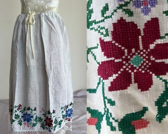 antique skirt with beautiful embroidery, 1900-1920. beautiful hand embroidery. The skirt is wide, the belt is gathered with a wide elastic b