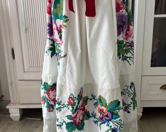 19. Vintage, lata 50. XX wieku. Ukraina. Biała tkanina chintzowa. Bardzo piękny, rzadki i nietypowy haft. Bardzo piękne ręczne wykonanie. Duży, płynny wzór.