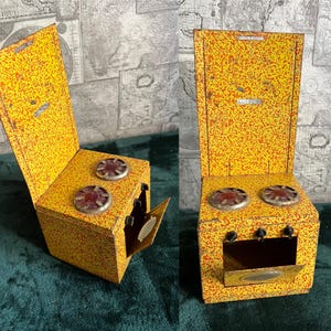 1960 年代のヴィンテージ。金属製の子供用おもちゃ - キッチン ストーブ。60 年前、4 ～ 5 歳の女の子の部屋に置かれていた小さな金属製のおもちゃ。オーブンが開きます。